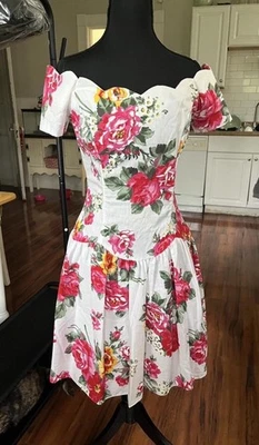 Vestido vintage estilo corsé Roberta floral fuera del hombro Foto 1 de 4