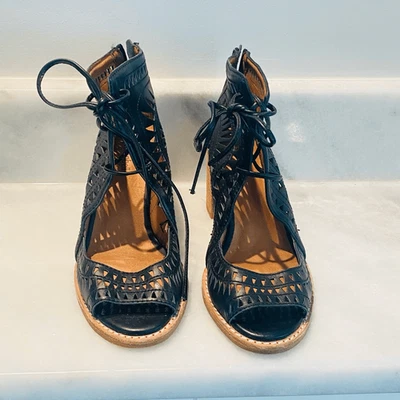 Sandalia botín Jeffrey Campbell recortada con cordones punta abierta cordillo negra talla 7 Foto 1 de 4