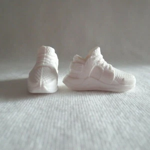 NUOVO! 2021 Barbie Stoney Clover Lane bambola scarpe da ginnastica bianche ~ scarpe - Foto 1 di 7