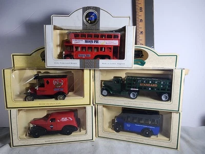 Lote de 6 Camiones y Autobuses Die-Cast Lledo Days Gone en Caja - Dos Coches Moon Pie Foto 1 de 4