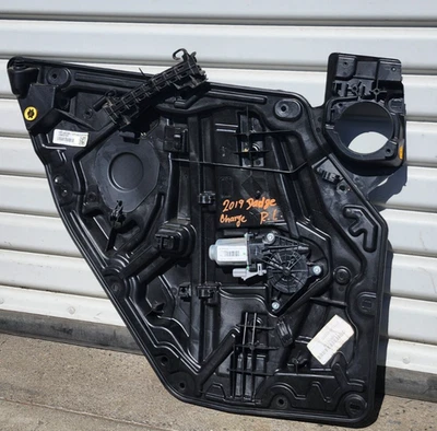 Dodge Charger 2017 panel de soporte regulador de ventana lateral trasera izquierda OEM Foto 1 de 4