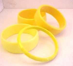 Lote de 4 Pulseras Brazalete Plástico Miel Mostaza Amarillo Tonos Varios Tamaños - Imagen 1 de 4