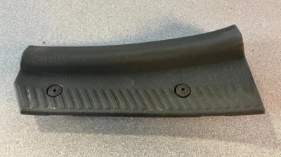 Nissan Xterra 2000 a 2004 placa de umbral trasero izquierdo pieza original OEM Nissan Foto 1 de 4