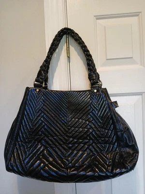 Cartera de cuero negra grande acolchada Cole Haan Foto 1 de 4