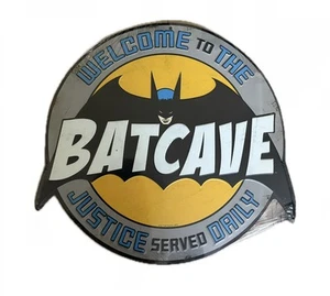 Insegna Welcome To The BATCAVE Justice Servita Quotidiana Metallo Goffrato 11" NUOVA~SIGILLATA. - Foto 1 di 4