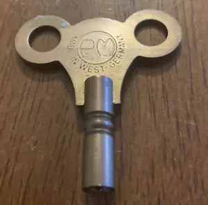 Antiguo Reloj PM Llave de Latón Abuelo Alemania Occidental Cuadrado Estampado 5 en la parte posterior - Imagen 1 de 6