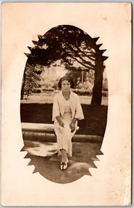 Frau formelle Kleidung kurze lockige Haare Foto Postkarte - Bild 1 von 2