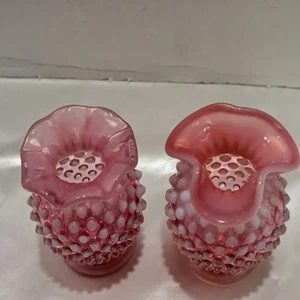 Paar Fenton Cranberry schimmernde Nagelvasen. Schöner Zustand. - Bild 1 von 5