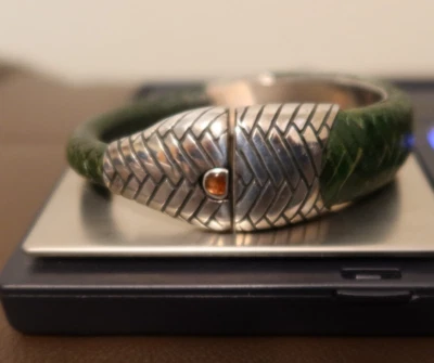 Brazalete Lou Guerin plata de ley, cuero verde, piedra rosa diseño serpiente Foto 1 de 4