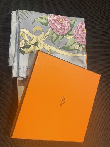 HERMÈS Sciarpa di seta Hermes mai usata "Fleurs de L'Opera" di Julia Abade scatola e borsa