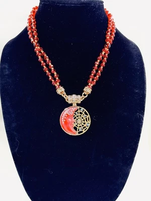 Firmado Kirk’s Folly RARO Luna Roja Colgante Magnético y Collar Rojo Doble Cuentas Foto 1 de 4