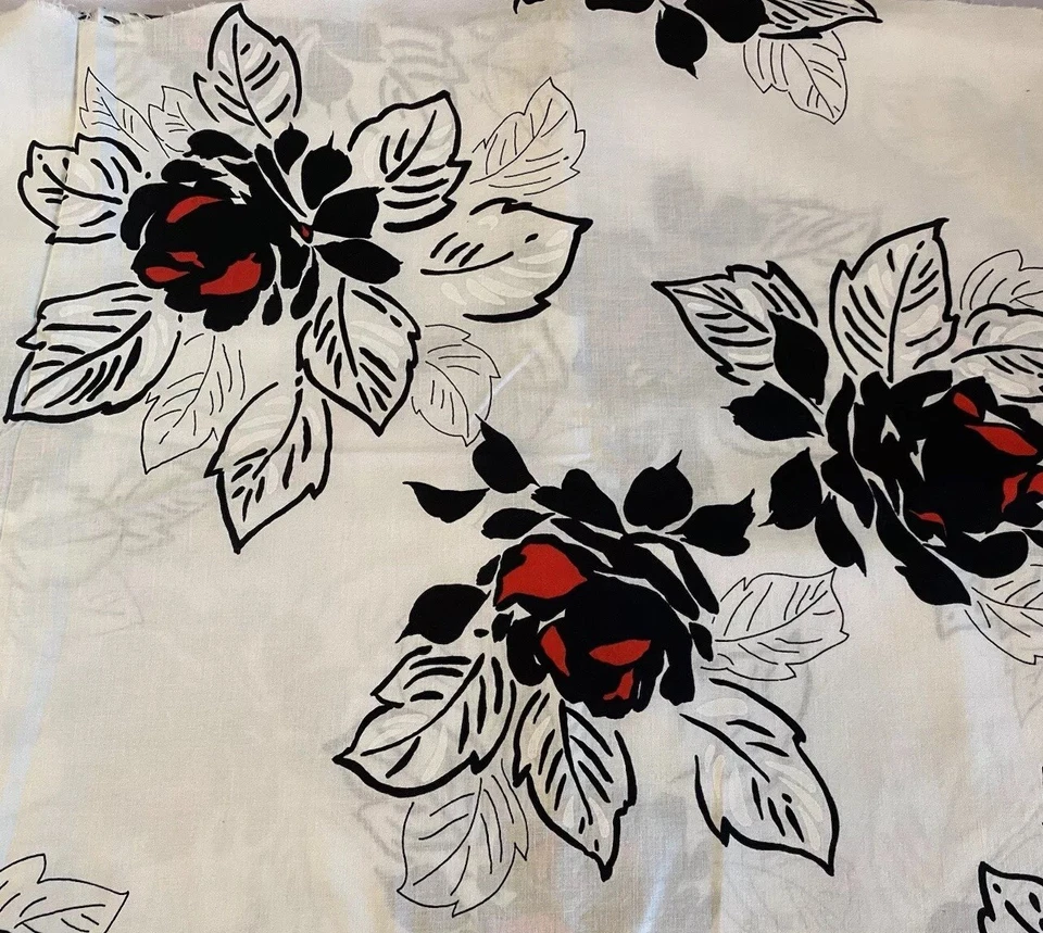"Tela floral negra roja y blanca sin marca 41,5x76"" fondo blanco" Foto 1 de 3