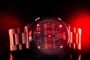 Seltene Uhr TimeRed (Spritzwassergeschützt, Saphir) Futuristisch Retro LED von RedCo - Bild 1 von 22