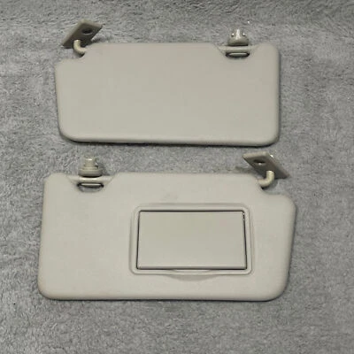 Комплект солнцезащитных козырьков для водителя и пассажира 2013-2019 Nissan Versa (серый - с зеркалом) - Изображение 1 из 4