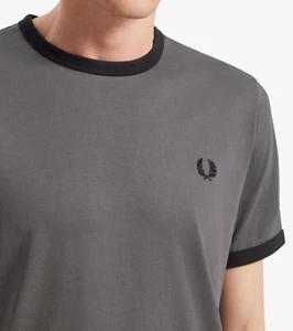 Camiseta Fred Perry Timbre M3519 G85 Gunmetal Nueva Con Etiquetas Talla M Genuina - Imagen 1 de 4