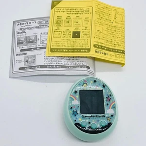 Tamagotchi Meets Magical Meets ver. Juego portátil verde edición limitada en caja - Imagen 1 de 24