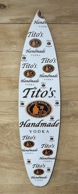 Tabla de surf decorativa Tito's Vodka de 4 pies de largo Foto 1 de 2