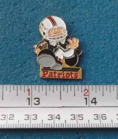 HUDDLE MASCOT NEW ENGLAND PATRIOTS NFL FOOTBALL PIN # NN909 Cover