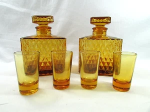 2 Vintage Diamond Point Bernstein Gold Glas Quadratische Karaffen & 4 Schnapsgläser Japan - Bild 1 von 11
