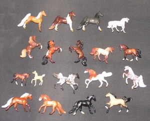 Breyer Mini Whinnies Serie 3 Überraschung Komplettsatz 17 mit Verfolgungsjagd Stück Pferd - Bild 1 von 13