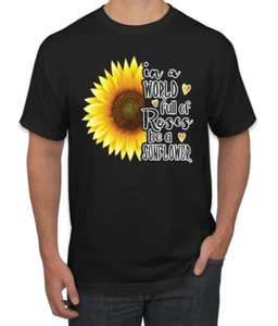 Camiseta gráfica para hombre In A World Full Of Roses Be A Sunflower cultura pop - Imagen 1 de 26