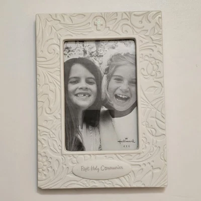 Marco de fotos Hallmark “Primera Comunión” 4x6 - Cerámica blanca en relieve Foto 1 de 2