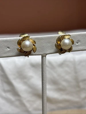 Par de pendientes de clip Lisner vintage tono dorado con centro de perlas de imitación Foto 1 de 4