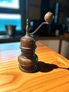 Molinillo de pimienta Zassenhaus de colección Alemania Occidental madera oscura y herrajes de latón - Imagen 1 de 6