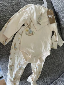 Body e bavaglino Sainsbury's Peter Rabbit bambino 3-6 mesi nuovo - Foto 1 di 4