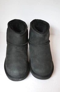 UGG K Classic Mini Deco Boots - Schwarz Kinder Größe 13 - Neu im Karton - Bild 1 von 6