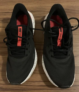 Nike Revolution 5 Anthracite - BQ3204-003 schwarz und rot Größe 8,5 SCHNELLER VERSAND - Bild 1 von 6