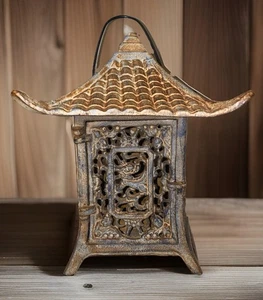 Linterna pagoda asiática japonesa de hierro fundido vintage decoración de jardín con motivo de dragón - Imagen 1 de 9
