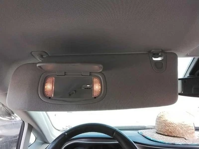 Used Left Sun Visor fits: 2017 Chrysler Pacifica Illumination w/o sunroof w/gara Foto 1 de 4