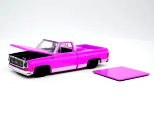 Chevrolet Cheyenne 1973 10 rosa escala 1:64 modelo de coche de coleccionista - Imagen 1 de 11