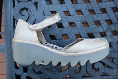 Zapatos de cuña con correa al tobillo FLY LONDON de cuero dorado envejecido UE 40 o EE. UU. 9 Foto 1 de 4