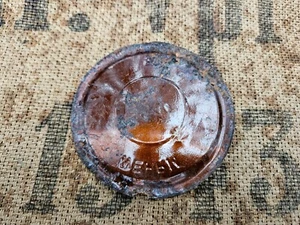 TAPA DE LATA DE COMIDA DE RACIÓN ALEMANA DE LA SEGUNDA GUERRA MUNDIAL "WEHRM" RELIQUIA de 18. Armee de KURLAND - Imagen 1 de 2