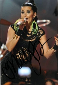 MUSIK: NELLY FURTADO SIGNED 6x4 ACTION PHOTO+COA **MANEATER** **PROMISKUITIV** - Bild 1 von 1