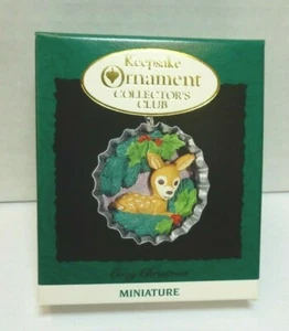 1995 Hallmark Andenken Weihnachten Miniatur Ornament COZY CHRISTMAS Kronkorken - Bild 1 von 2