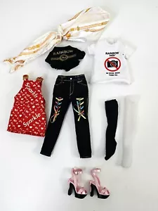 Lotto vestiti bambola Rainbow High jeans magliette vestito sciarpa scarpe - Foto 1 di 8