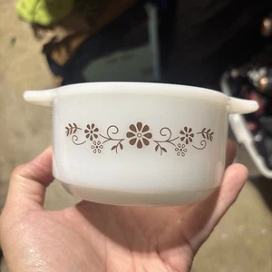 Vintage Pyr-o-rey Dynaware weiß Milchglas kleine Auflaufform braun Gänseblümchen 4,5" - Bild 1 von 4
