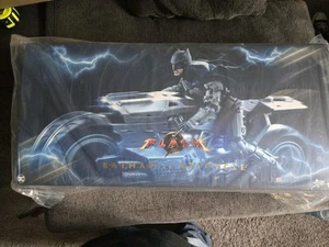 🔥 Hot Toys MMS705 The Flash Batman & Batcycle (Set of 2) 1/6 NEW - Picture 1 of 3
