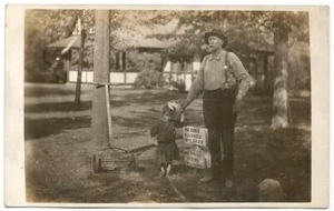 Piccola città vice o sherriff che tiene a mano giovani ragazze RPPC foto reale c.1915 - Foto 1 di 2