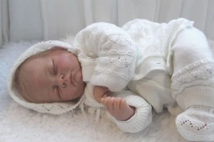 SCHÖNES fein gestricktes Babypuppen-Outfit weiß für Wiedergeborenes oder Neugeborenes Baby - Bild 1 von 1
