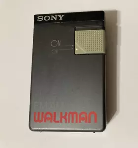 Walkman vintage 1987 Sony SRF-19W FM/AM TESTATO copri batteria sciolto necessita di pulizia - Foto 1 di 3