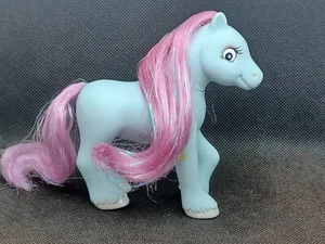 1997 Lanard Pony Tails copo de nieve invierno pony adolescente brilla cabello rosa caballo azul - Imagen 1 de 6
