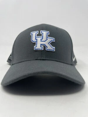 Gorra Nike Kentucky Wildcats Curvada en el Campo Elevación Swoosh Gris Universidad para Hombres Foto 1 de 4