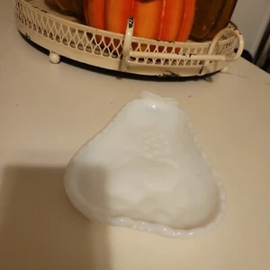 Vidrio de leche Hazel Atlas translúcido opaco en relieve pera fruta caramelo/plato de nueces * - Imagen 1 de 5