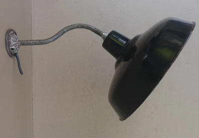 Ancienne lampe de cour ferme applique col de cygne fonte abat-jour émaillé - Photo 1/4