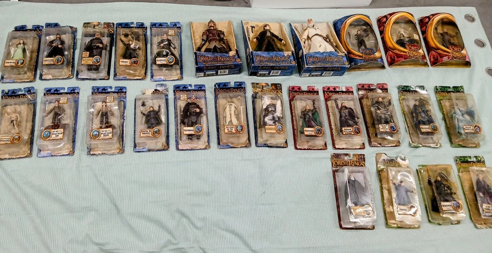27 Lord Of the Rings Action Figures - Image 1 of 4
