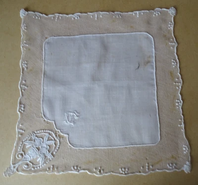 Ancien mouchoir de mariée , linon brodé et tulle brodé, monogramme CS - Photo 1/4